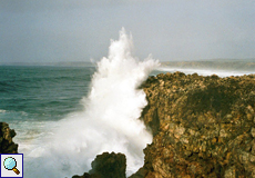 Tosende Welle trifft auf Felsen