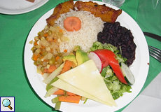 Eine Portion Casado in einem Restaurant in Santa Elena