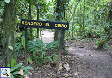 Ein Wegweiser zeigt den Sendero El Ceibo an