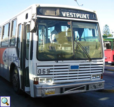 Ein Fahrzeug der Buslinie nach Westpunt auf Curaçao