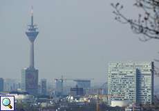 Düsseldorfer Skyline mit Rheinturm vom Grafenberger Wald aus gesehen
