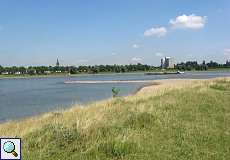 Kiesstrand am Rheinufer Lausward