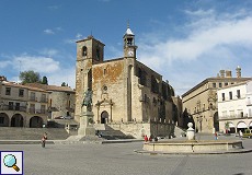 Blick über die Plaza Mayor auf die Iglesia de San Martín in Trujillo