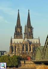 Blick auf den Kölner Dom von der Deutzer Rheinseite aus