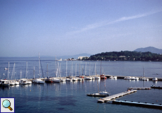 Kleiner Hafen von Kérkyra mit Blick über die Garitsa-Bucht