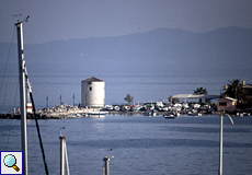 Alte Windmühle an der Garitsa-Bucht in Korfu-Stadt