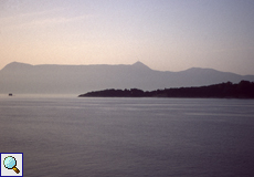 Blick auf die Insel Ptichia und im Hintergrund auf den Berg Pantokrátor