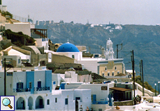 Weiße Häuser und blaue Kuppeln in Fira (Thera)