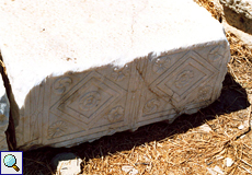 Kunstvoll geschmückter Stein in der Ruine der Kastríou-Basilika in Liménas Chersonísou