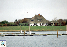Blick auf den Hafen und das Teehaus von Langeoog
