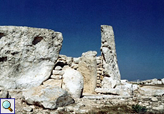 Der 5,2 Meter hohe Menhir von Haġar Qim