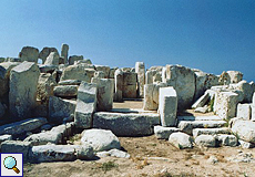 Blick auf die ovale Kammer des Tempels Haġar Qim