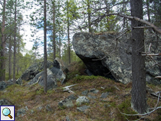 In der Finnmark liegen in der Taiga viele große Felsbrocken