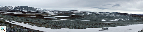 Mondlandschaft in Grautönen - die Tundra an einem trüben Spätfühlingstag