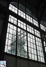 Blick durch das Fenster der Maschinenhalle der Zeche Zollern, Schacht II/IV