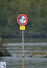 'Lebensgefahr! Achtung, Flutwelle' - Warnhinweis am überschwemmten Ruhrufer