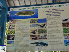 Infotafeln klären über die Arbeit von Nature Seychelles auf Cousin auf