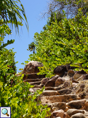 Hügelkuppe mit steinerner Treppe