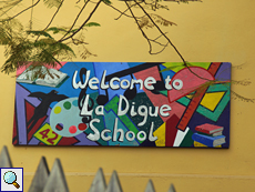 Das bunte Schild an der Schule von La Digue