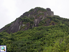 Steil ragen die Granitfelsen im Morne Seychellois Nationalpark empor