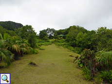 Der Wanderweg führt über eine offene Hügelkuppe mit Picknickhütte