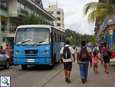 Ein öffentlicher Bus in Victoria auf Mahé