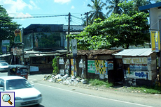 Verschmutzter Straßenrand in einem Vorort von Colombo