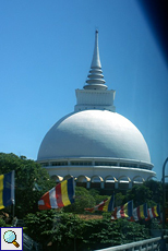 Die riesige Stupa in Kalutara