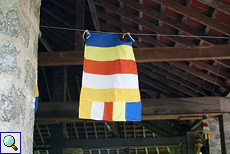 Buddhistische Fahne in einem kleinen Tempel