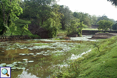 Ein breiter Wassergraben in Sigiriya