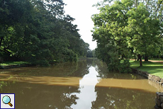 Ein breiter und sehr langer Wassergraben in Sigiriya