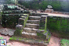 Antike Stufen im Wassergarten von Sigiriya
