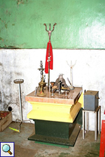 Kleiner hinduistischer Altar in der Teefabrik