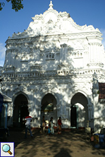 Die Fassade des Tempelraums von Kande Vihara