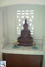 Buddha-Statue und Öllampen in der Panchakapaduwa-Tempelanlage