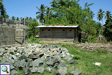 Holzhütten als Obdach nach dem Tsunami, daneben der Rohbau der neuen Schule von Kosgoda