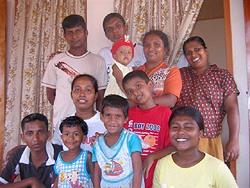 Glückliche sri-lankische Familie