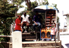 Musikhändler auf einer Straße auf Tobago