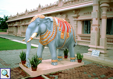 Elefanten-Statue am Tempeleingang in Carapichaima, Trinidad