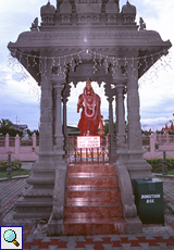 Kleine Hanuman-Statue auf dem Gelände des Hindu-Tempels in Carapichaima, Trinidad