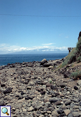 Steiniger Strand mit Blick auf La Gomera