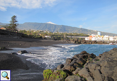 Playa Jardín und im Hintergrund der Teide